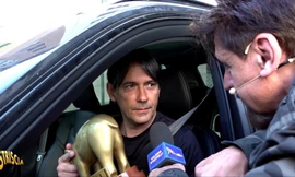 Trở về nhà, HLV Simone Inzaghi bị hạ nhục bằng giải 'Lợn vòi Vàng'