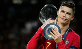 Vô địch ở tuổi 40, Ronaldo lại viết nên chương mới, với những kỷ lục mới
