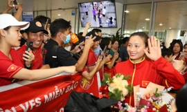 Mừng về nhà, các cô gái kim cương!