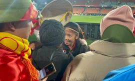 Cả đội thất vọng rời sân sớm, riêng Huỳnh Như nán lại, nhận nón lá từ mẹ và tri ân khán giả