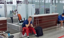 Tuyển Thái rút quân, HLV Mano Polking nghiên cứu chiến thuật ngay tại sân bay