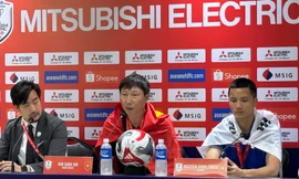 Vì sao HLV Kim Sang-sik khoác cờ Việt Nam, Đình Triệu mang cờ Hàn Quốc vào họp báo?