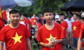 Sau cơn mưa, người hâm mộ Phú Thọ quyết nhuộm đỏ sân Việt Trì, cổ vũ U23 Việt Nam