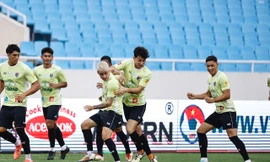 Tuyển Thái Lan tập luyện dưới mưa, hoảng hồn vì 'khách lạ' ở Mỹ Đình