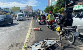 Người dân xô ngã rào chắn, tùy tiện vào đường 4.800 tỷ đồng để né kẹt xe