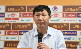 HLV Kim Sang-sik đau lòng vì bão lũ, xin lỗi khi không thể mang đến niềm vui cho người dân Việt Nam