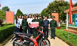 Ban tổ chức Tiền Phong Marathon tặng quà Đồn Biên phòng và Trường Dân tộc bán trú Huổi Luông