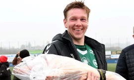 Từ dép, tạp dề đến trứng và lợn nguyên con, những phần thưởng cười ra nước mắt của các Cầu thủ hay nhất trận