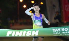 Vượt qua Kiplimo, Nguyễn Trung Cường phá kỷ lục tại giải bán marathon Tây Hồ