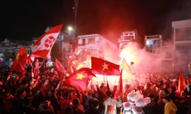 Người dân Việt Trì xuyên đêm 'đi bão', ăn mừng ĐT Việt Nam vào chung kết