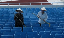 Sân Mỹ Đình gấp rút 'thay áo mới', sẵn sàng cho trận ra mắt của HLV Kim Sang-sik