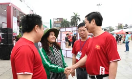 Ban tổ chức tham quan, trải nghiệm các gian hàng sôi động ở Tiền Phong Marathon 2025