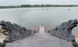 Ghé bến thả hoa, tri ân các liệt sỹ trên 'dòng sông hoa đỏ'