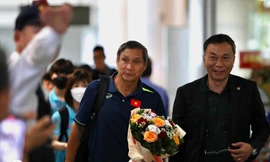 Gây ấn tượng trước đội bóng đứng thứ 2 thế giới, ĐT nữ Việt Nam được chào đón nồng nhiệt ngày trở về