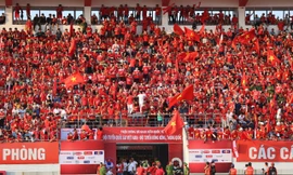 Không khí sôi động khó tin ở sân Lạch Tray trong trận ra mắt của HLV Troussier