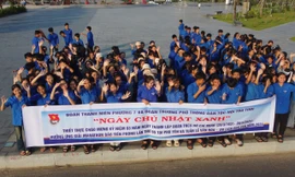 Thanh niên tình nguyện trường dân tộc thiểu số Phú Yên ra quân làm sạch môi trường, hưởng ứng Tiền Phong Marathon
