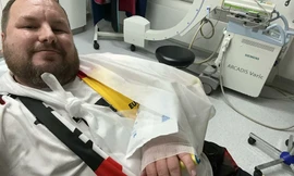 Người hùng tuyển Đức sút bóng khiến CĐV gãy tay, hát quốc ca trên cáng