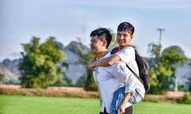 Nam sinh cõng bạn đến trường: Sự chân thành và nhân hậu suốt 10 năm đáng giá hơn 0,25 điểm