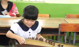 Lanh lảnh tiếng đàn tranh trong trường tiểu học