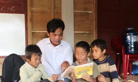 Trưởng bản dạy học