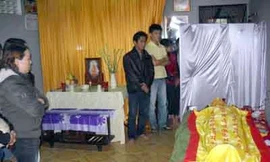 Hàng xóm đến viếng anh Long và chia buồn cùng gia đình anh.