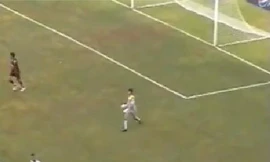 Thủ môn phát bóng ghi bàn