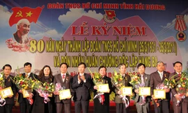 Bí thư thứ nhất T.Ư Đoàn Võ Văn Thưởng và các đồng chí nhận kỷ niệm chương Vì thế hệ trẻ