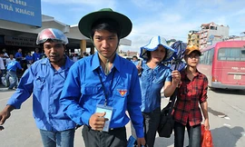 Sinh viên tình nguyện bị dọa… chặt chân