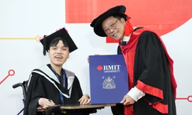 Hai sinh viên khuyết tật đã bước trên hành trình học vấn với quyết tâm đáng nể