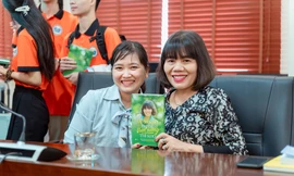 Tác giả Lê Hoa Chi và các mạnh thường quân tặng 400 cuốn sách cho sinh viên Thái Nguyên