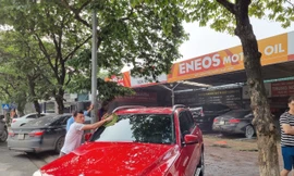 Trời hửng nắng, người dân Hà Nội xếp hàng chờ đến lượt rửa xe ô tô