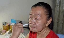 Trò chuyện với cô gái bỗng hóa bà già