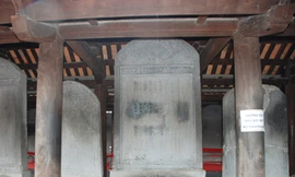 Có rất nhiều đoạn trên bia thời Cảnh Hưng bị đục khoét Ảnh: Xuân Ba