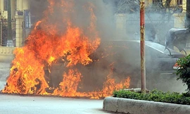 Ô tô BMW cháy rụi giữa phố