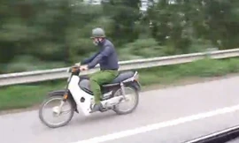 Người mặc trang phục giống cảnh sát lưu thông trên phần đường cao tốc thuộc Đại lộ Thăng Long ngày 11/2, hường từ từ trung tâm Hà Nội đi Hòa Lạc.