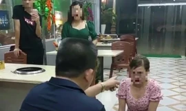 Chủ quán Nhắng nướng Hiền Thiện liên tục chỉ tay, thóa mạ mặc dù cô gái khóc, van xin