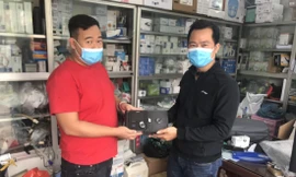 Anh Đức (áo đỏ) đang giao một máy trợ thở cho khách hàng