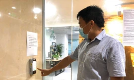 Máy chấm vân tay đã được bịt lại