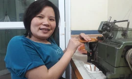 Chị Đỗ Thị Huế và chiếc máy may khẩu trang chống dịch