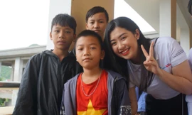 Phạm Ngọc Linh cùng các học trò nghèo nhận học bổng từ chương trinh