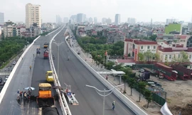 Công đoạn thảm mặt cầu cạn đang được gấp rút hoàn thành