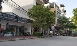 Hàng quán mở cửa nhưng lượng khách hàng đến phố Nguyễn Sơn vẫn thưa vắng