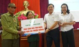 Ông Lê Xuân Sơn, Tổng biên tập Báo Tiền Phong và bà Phạm Thị Hân, Ủy viên Thường vụ tỉnh ủy, Chủ tịch Mặt trận tổ quốc Việt Nam tỉnh Quảng Bình trao tặng nhà cho các cựu TNXP 