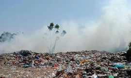 Khói đen bay ra từ bãi rác ảnh hưởng đến cuộc sống của hàng trăm hộ dân tại xã Tuy Lai (huyện Mỹ Đức, thành phố Hà Nội)