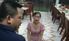Chủ quán Nhắng nướng Hiền Thiện đang mắng chửi khách. Ảnh cắt từ clip trên mạng xã hội.