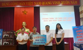 Nhà tài trợ, Tổng Biên tập báo Tiền Phong và đại sứ chương trình tặng sản phẩm cho biểu trưng sản phẩm cho đại diện huyện Minh Hóa 