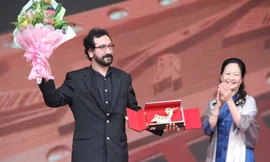 Đạo diễn Thổ Nhĩ Kỳ Reis Celik lên nhận ba giải thưởng cho “Đêm yên lặng”. Ảnh: T.Toan