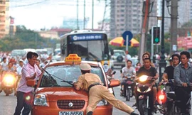 CSGT bị hất lên nắp ca bô khi làm nhiệm vụ