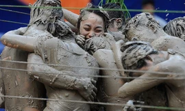 Ngắm thiếu nữ Hà thành mặc bikini tắm bùn