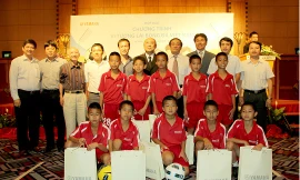 Lãnh đạo Liên đoàn bóng đá VN, Sở GD&ĐT chụp ảnh lưu niệm với các cầu thủ nhí